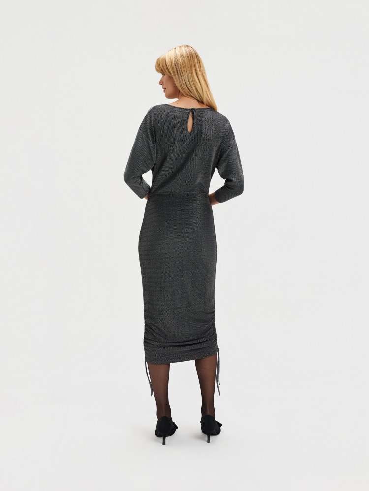 Srebrna sukienka ze ściągaczami 