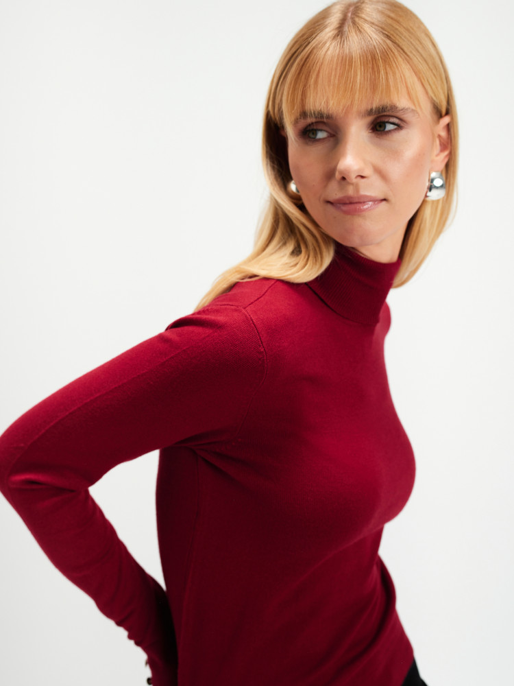 Bordowy sweter z golfem 