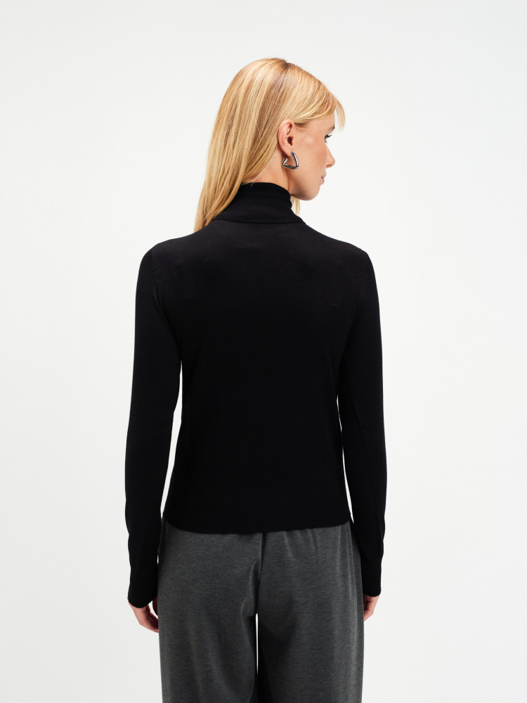 Czarny sweter z golfem 