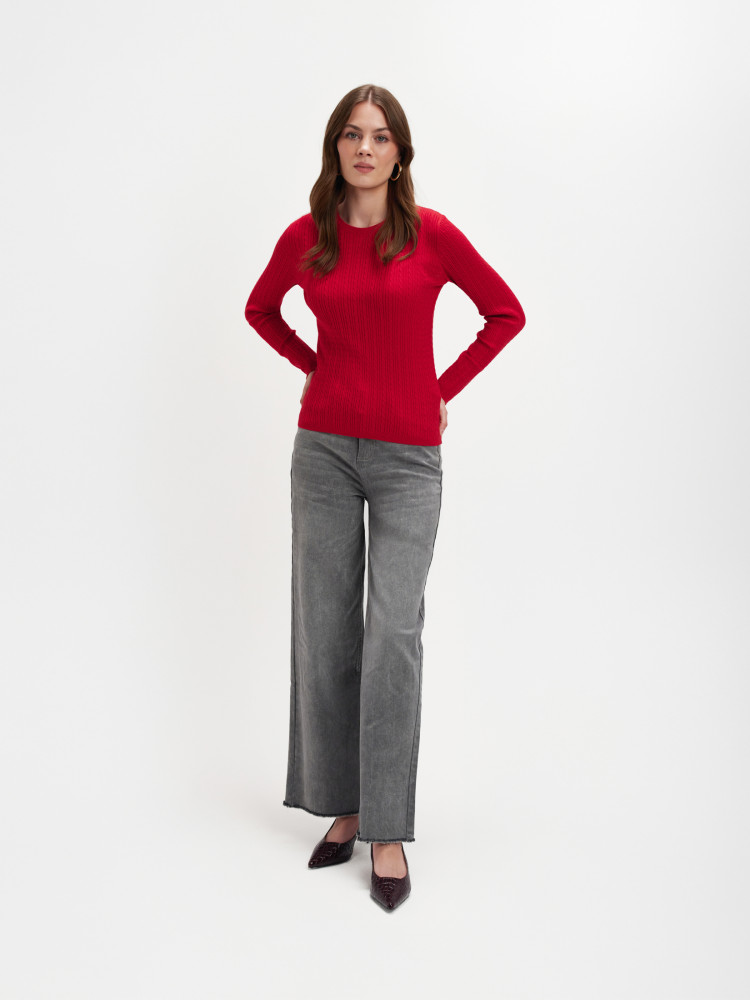 Czerwony sweter z plecioną fakturą 