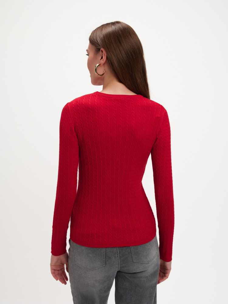 Czerwony sweter z plecioną fakturą 