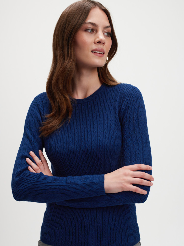 Granatowy sweter z plecioną fakturą 