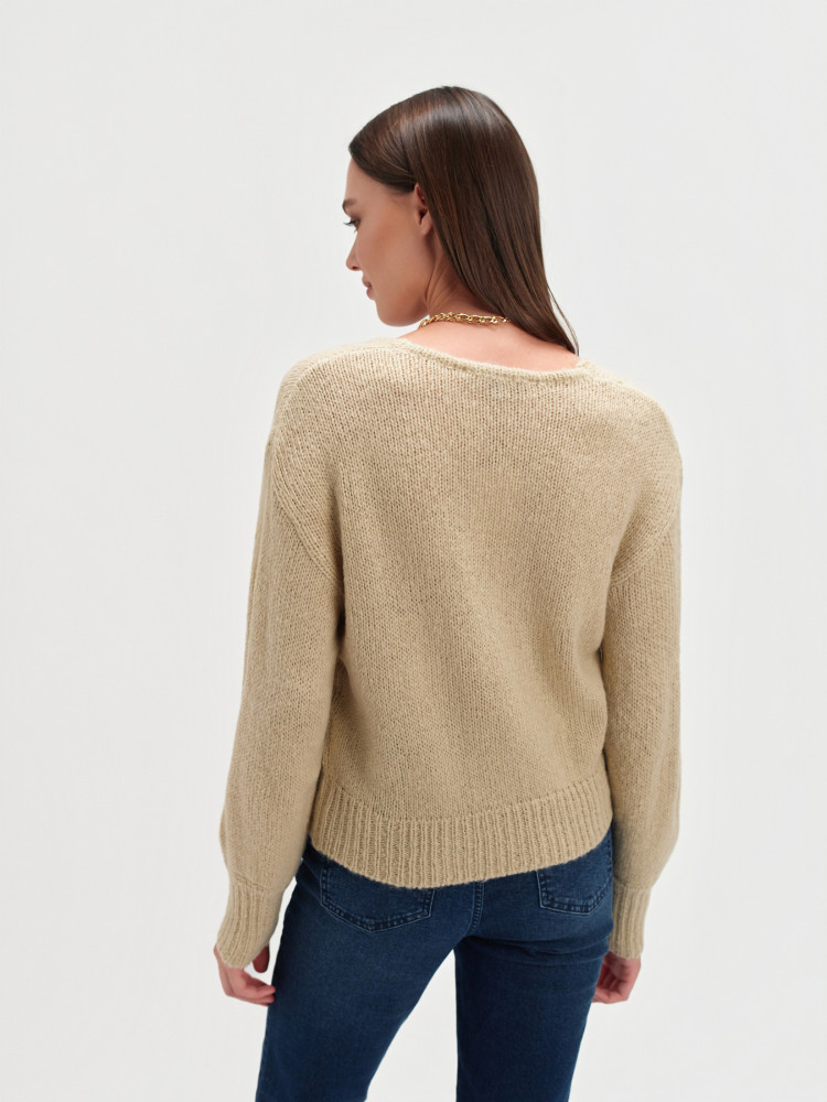 Beżowy sweter z dekoltem v-neck 