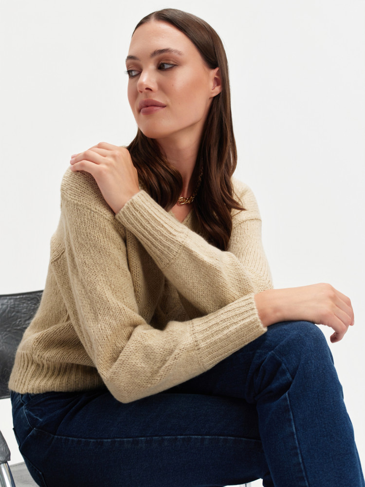 Beżowy sweter z dekoltem v-neck 