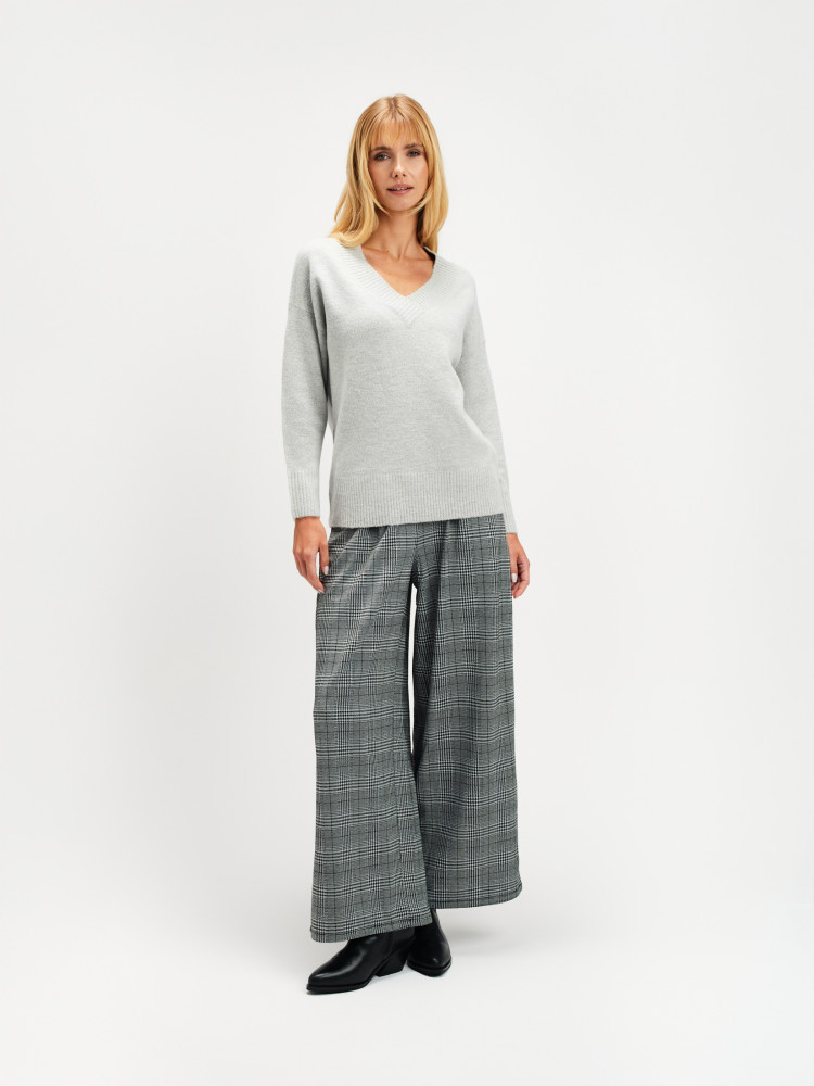 Sweter z dekoltem v-neck szary 