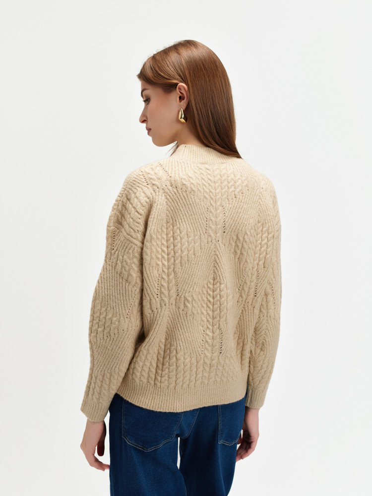 Beżowy sweter z ażurowym haftem  