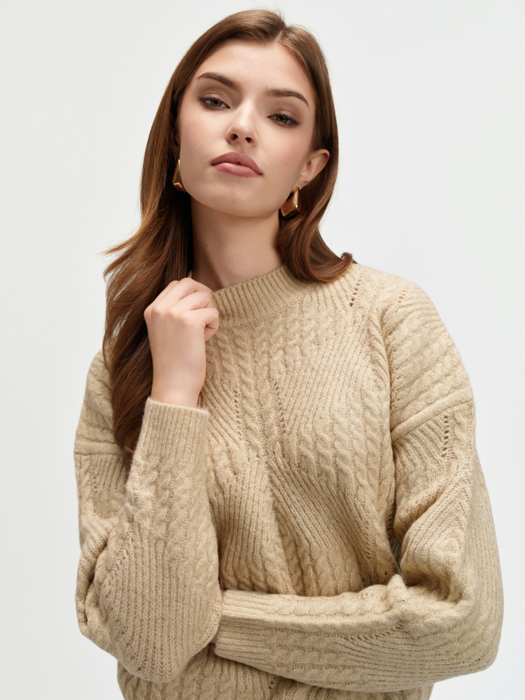 Beżowy sweter z ażurowym haftem  