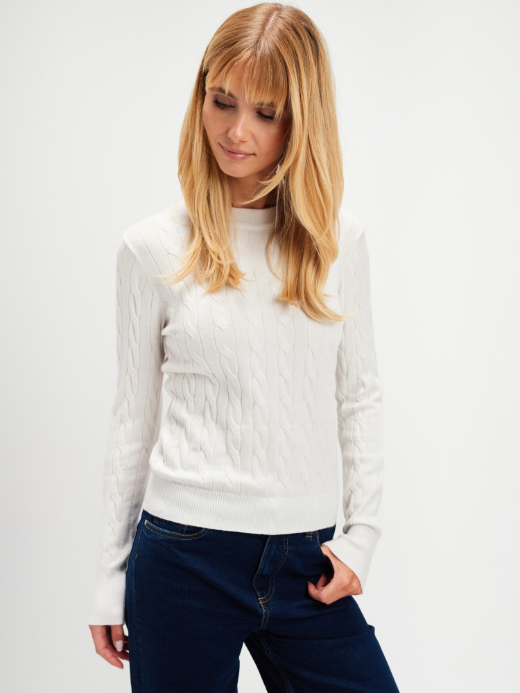 Biały sweter z warkoczowym splotem 