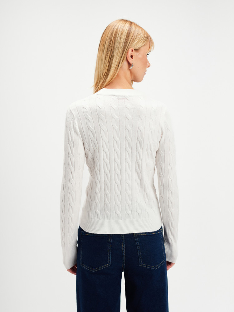 Biały sweter z warkoczowym splotem 