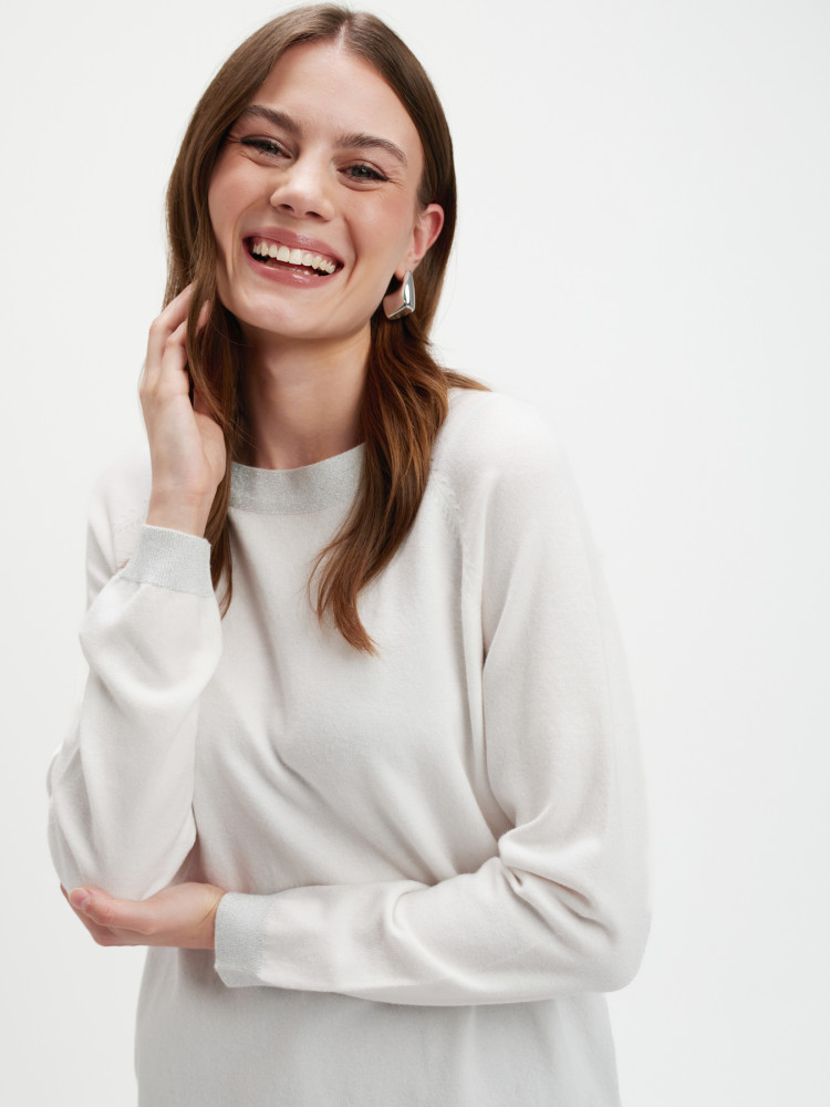 Biały sweter ze srebrną nicią 