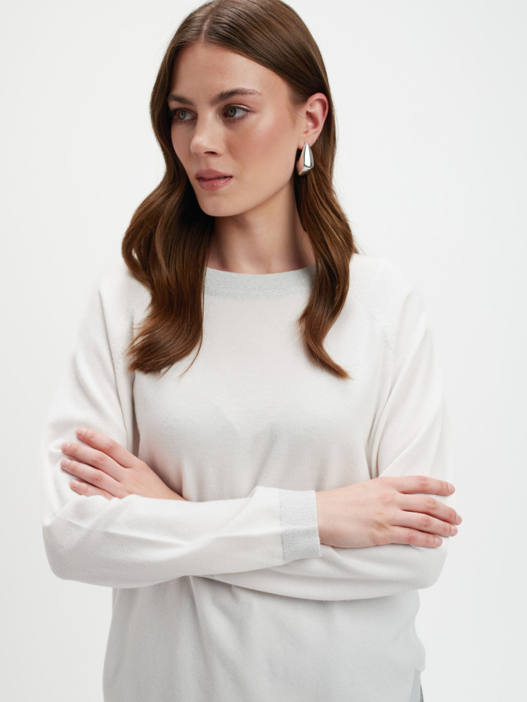 Biały sweter ze srebrną nicią 