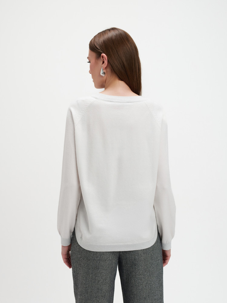 Biały sweter ze srebrną nicią 