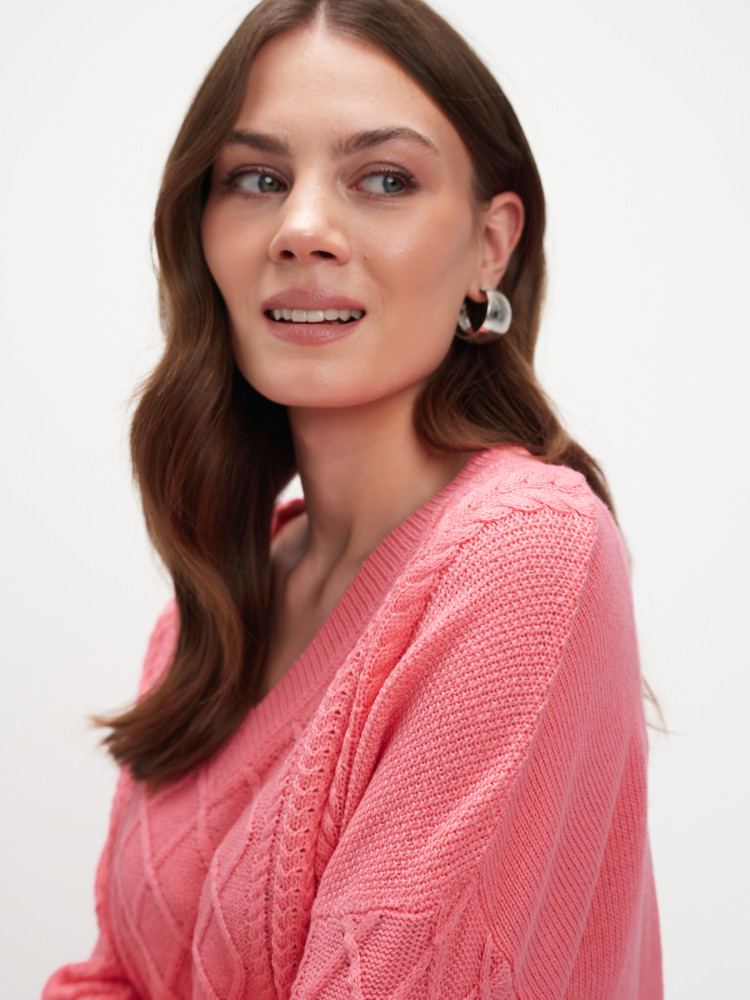 Różowy sweter z fakturą 