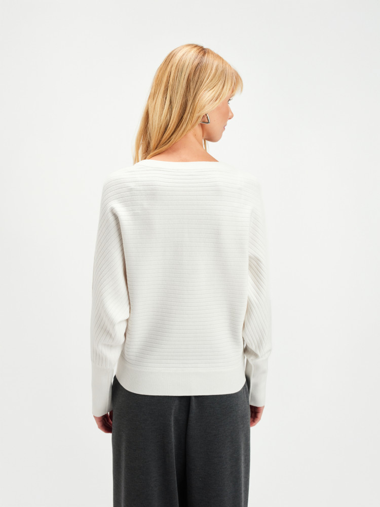 Biały sweter z rękawem typu nietoperz 