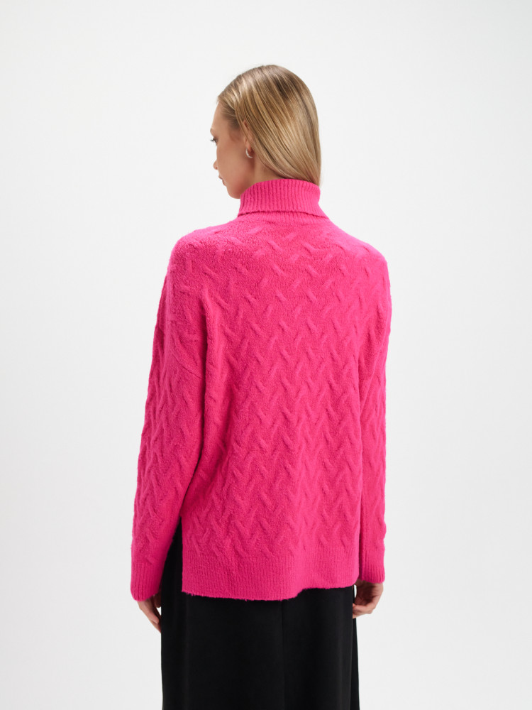 Różowy sweter z golfem 