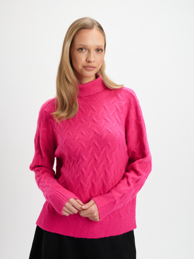 Różowy sweter z golfem 