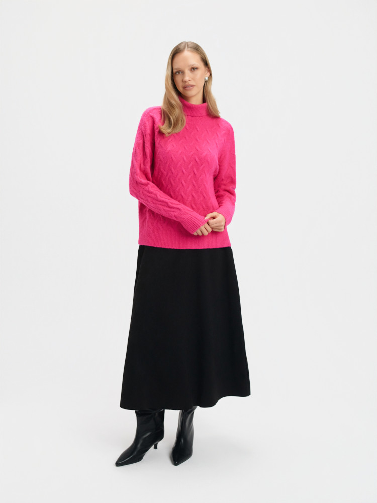 Różowy sweter z golfem 