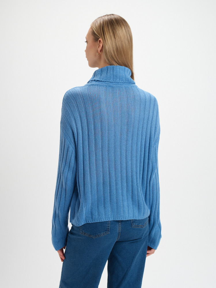 Niebieski sweter z golfem  Niebieski sweter z golfem