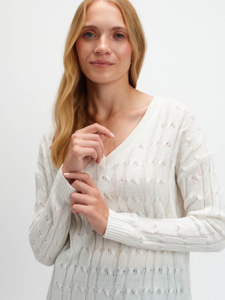 Biały sweter z dekoltem v 