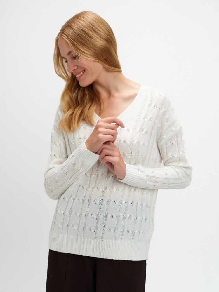 Biały sweter z dekoltem v 