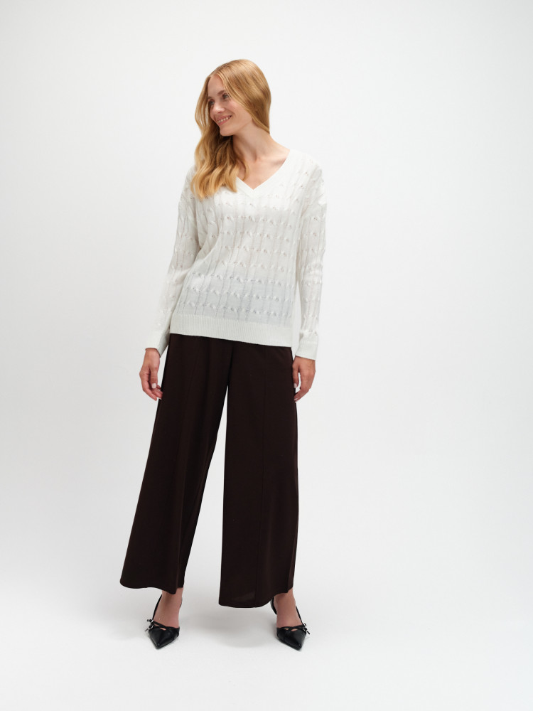 Biały sweter z dekoltem v 