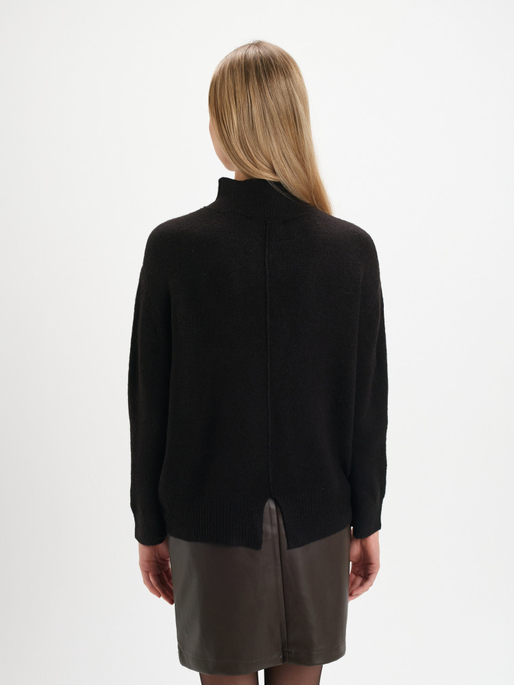 Czarny sweter z rozcięciem z tyłu 