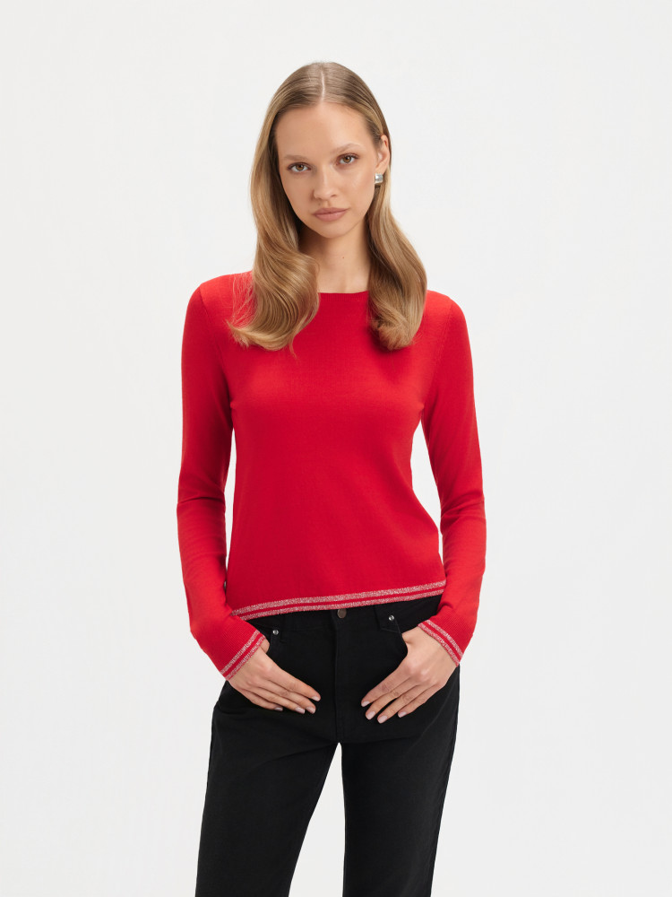 Czerwony sweter z błyszczącą nitką 