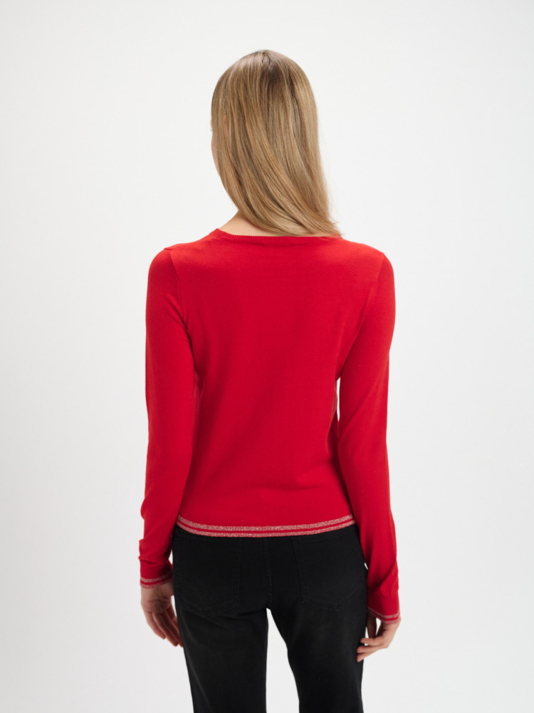 Czerwony sweter z błyszczącą nitką 