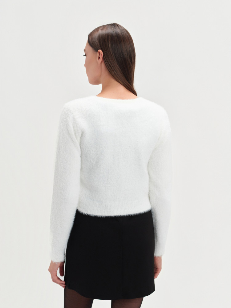 Biały kardigan z ozdobnymi guzikami 