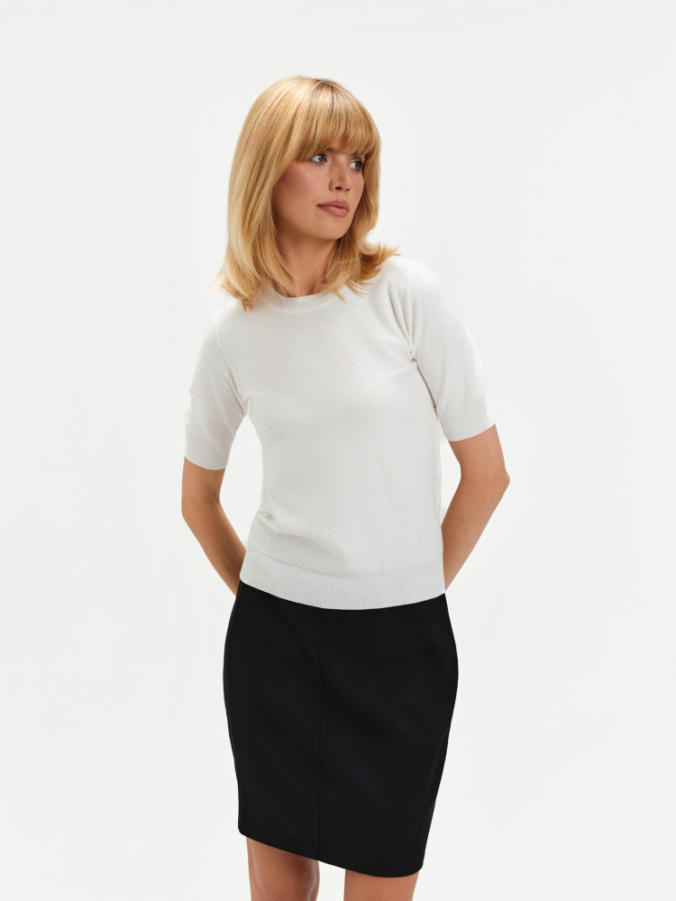 Biały sweter z błyszczącą nitką 