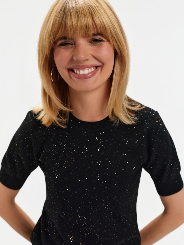 Czarny sweter z błyszczącą nitką 