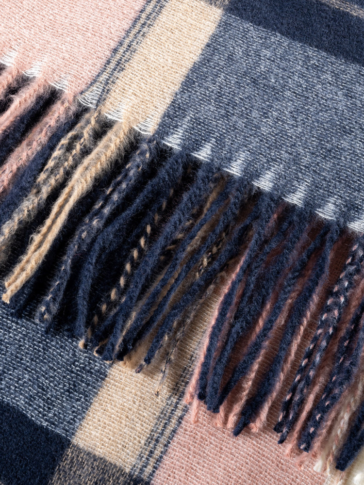 Szalik w granatową kratę 