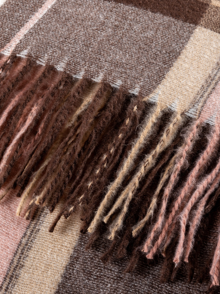 Szalik w brązową kratę 