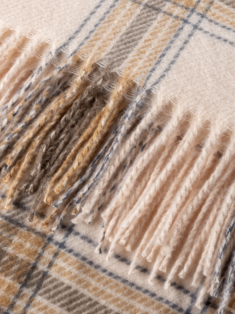 Beżowy szalik w kratę 