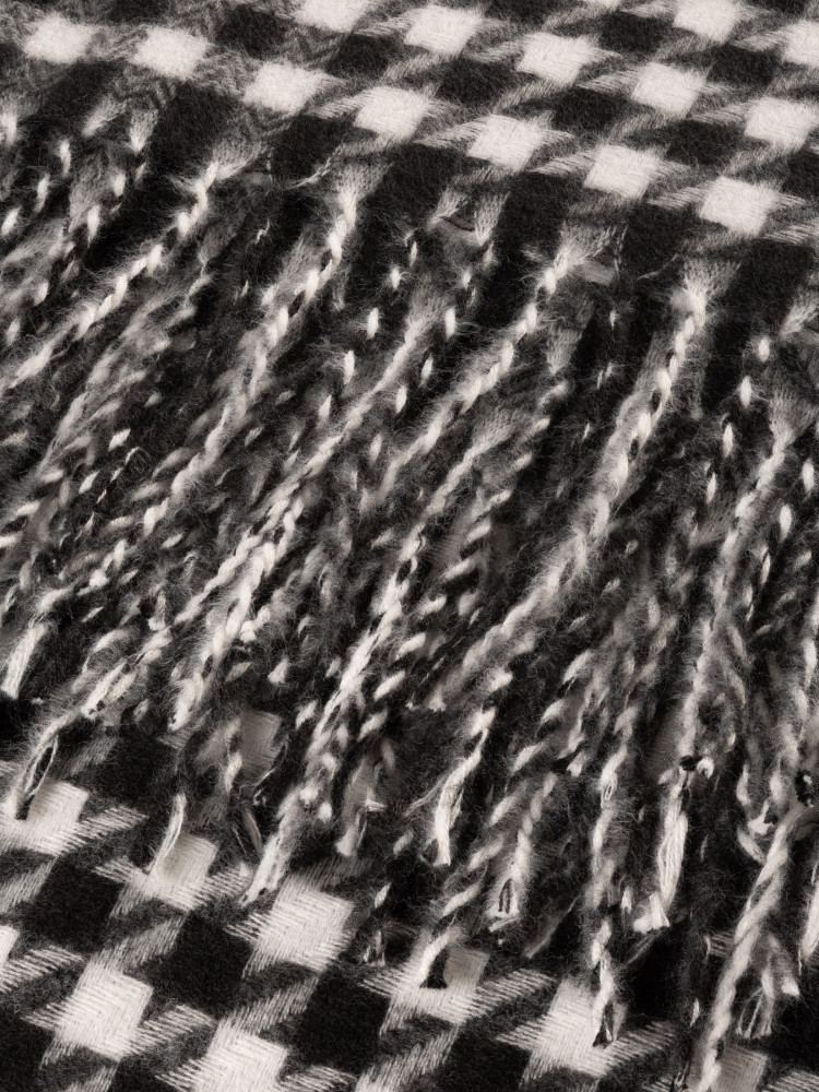 Szalik w czarno-białą kratę 