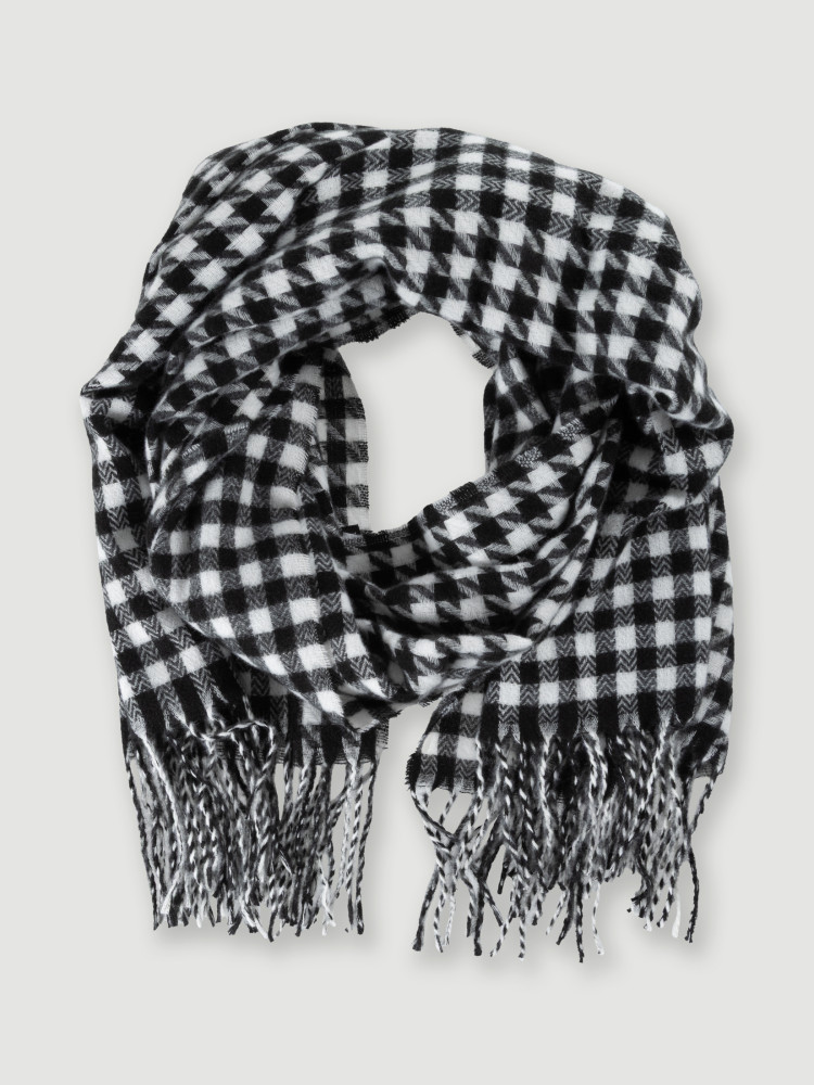 Szalik w czarno-białą kratę 