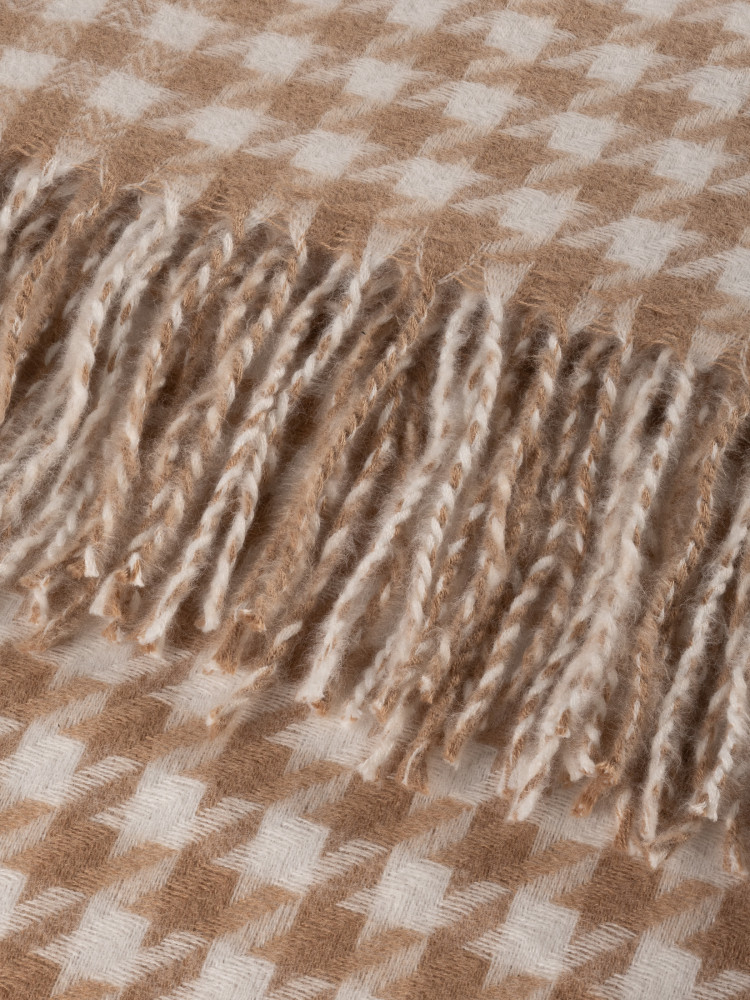 Szalik w beżową kratę 