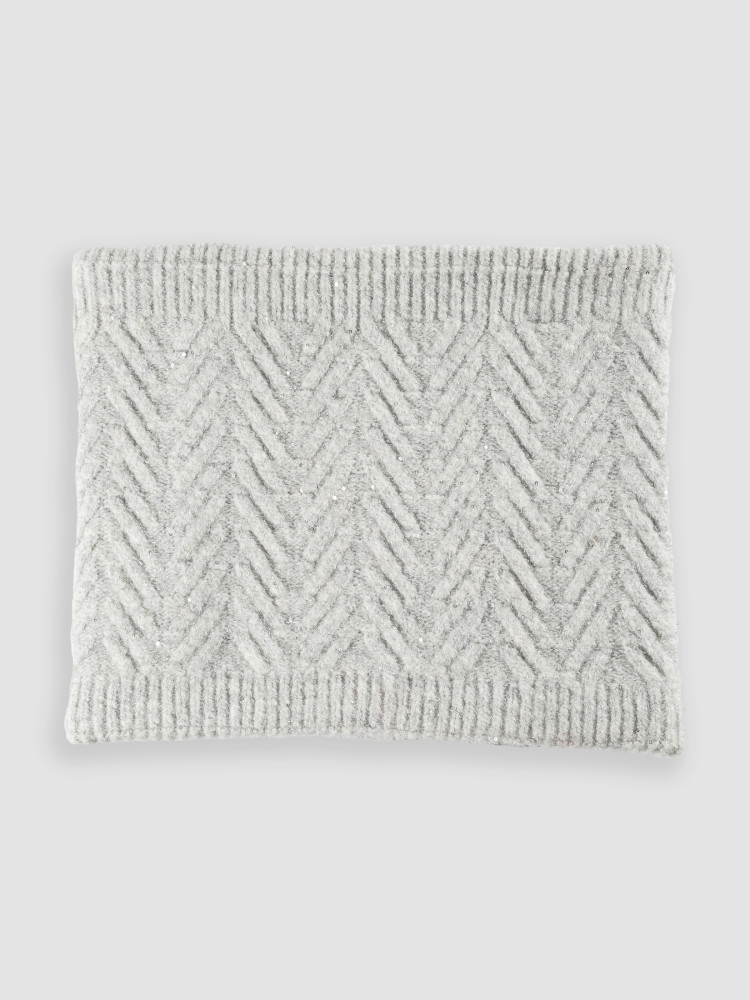 Szary komin z fakturą 