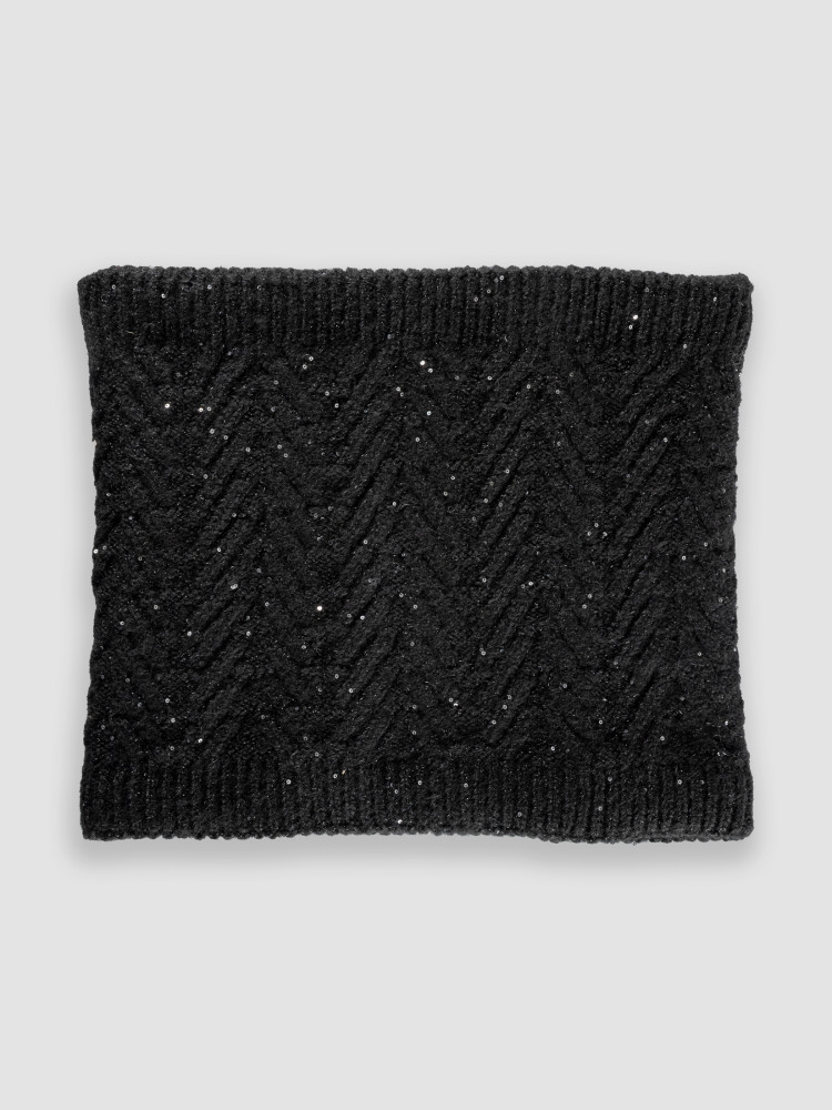 Czarny komin z fakturą 