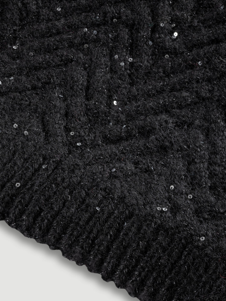 Czarny komin z fakturą 