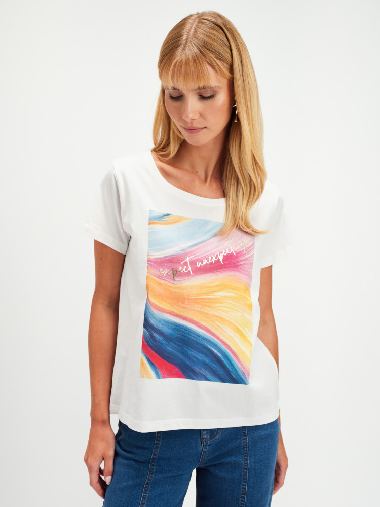 T-shirt z artystycznym nadrukiem 
