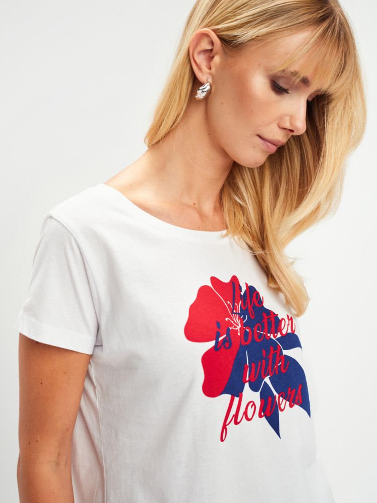 T-shirt z kolorową grafiką na środku 