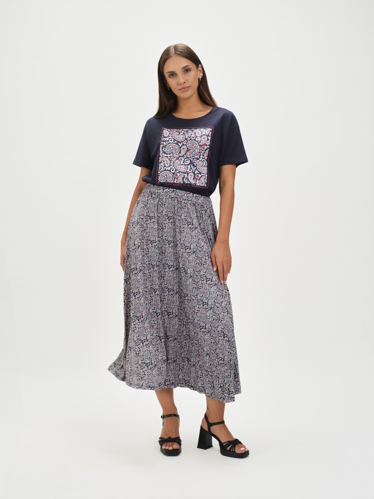 Granatowy t-shirt z etnicznym wzorem 