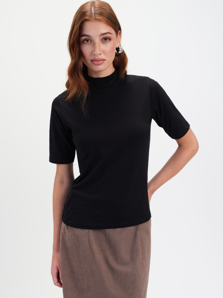 Czarny dopasowany golf 