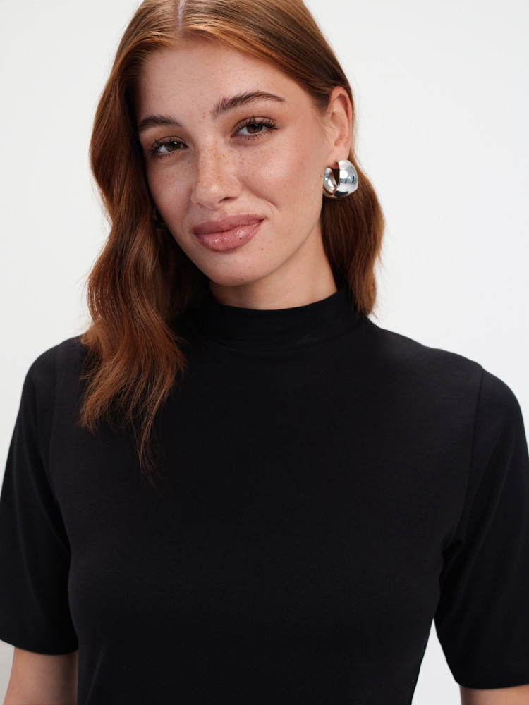 Czarny dopasowany golf 