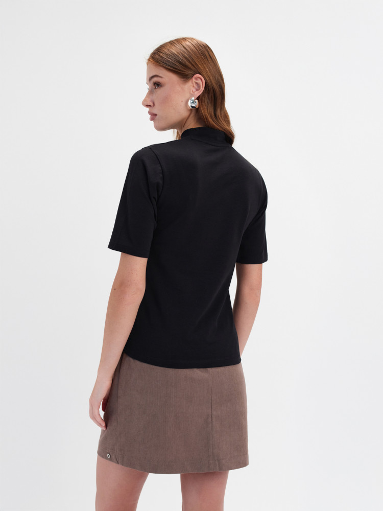 Czarny dopasowany golf 