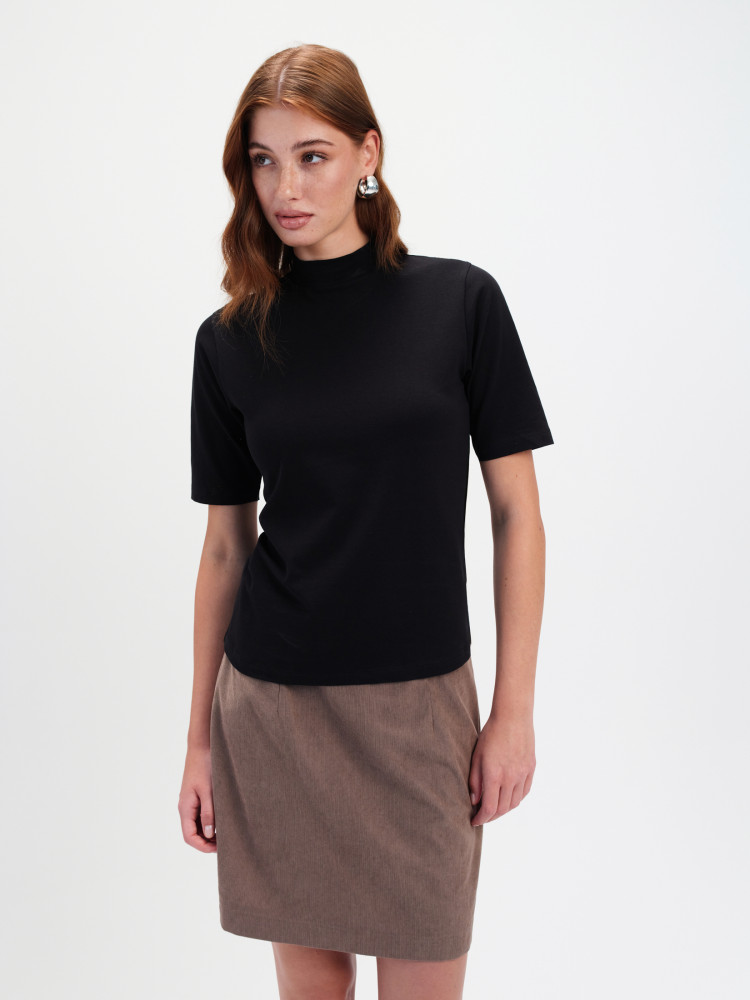 Czarny dopasowany golf 