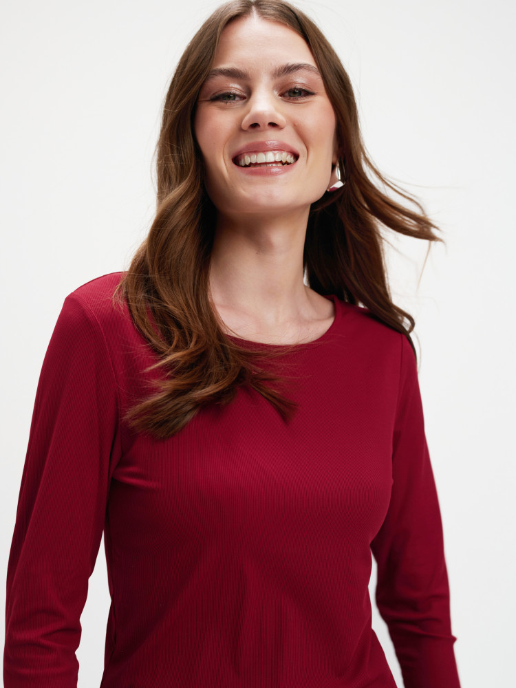 Czerwona bluzka z długim rękawem 