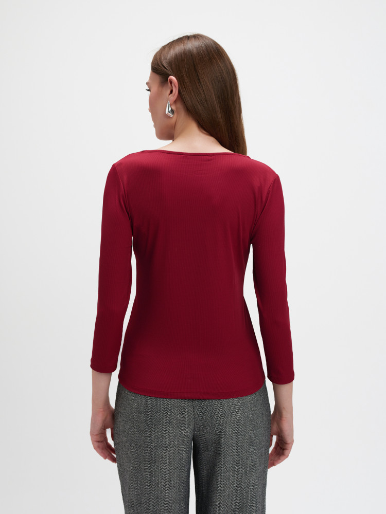 Czerwona bluzka z długim rękawem 