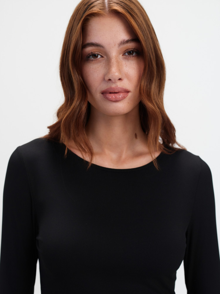 Czarny elastyczny top z długim rękawem 